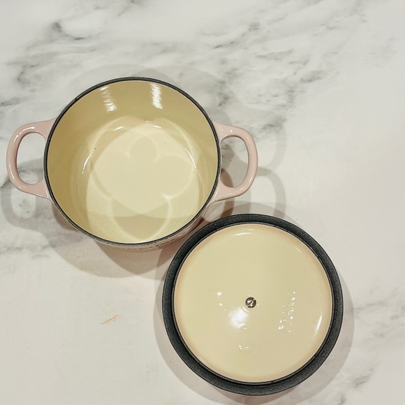 Le Creuset Dutch Oven with Bear Knob - Shell Pink - Picture 6 of 7